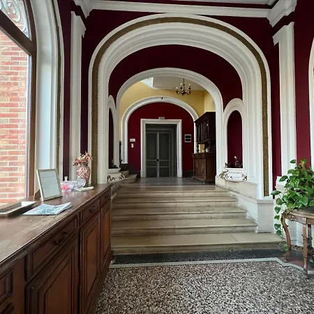 Chateau De Crenille Bed & Breakfast
