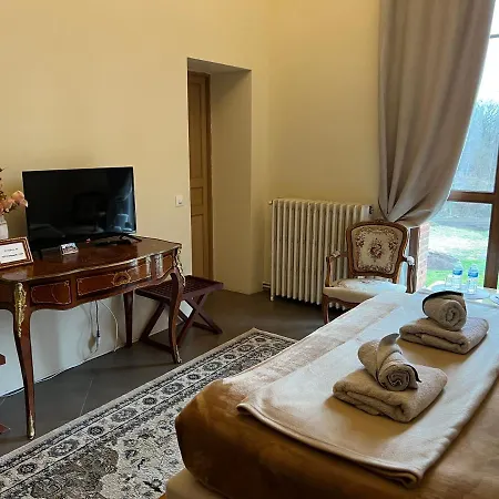 Couette-café Château De Crènille 3*