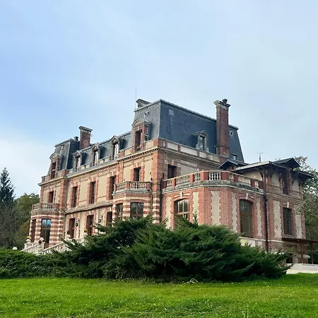 Chateau De Crenille 3*