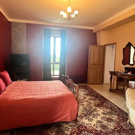 Chateau De Crenille Bed & Breakfast